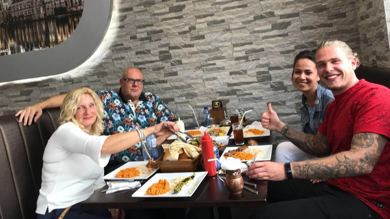 Gasten aan tafel bij Boğaziçi